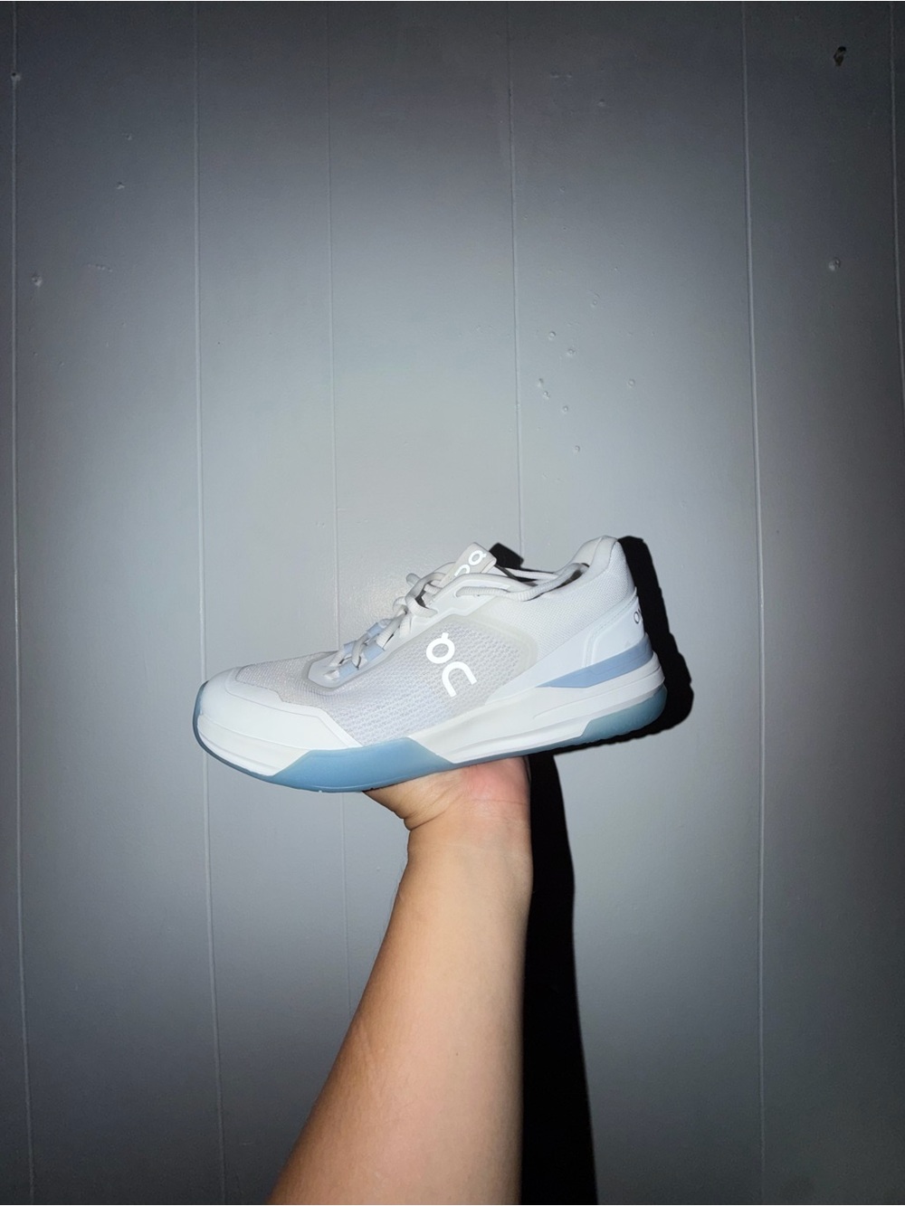Women On Running the Roger advantage sneaker size 9